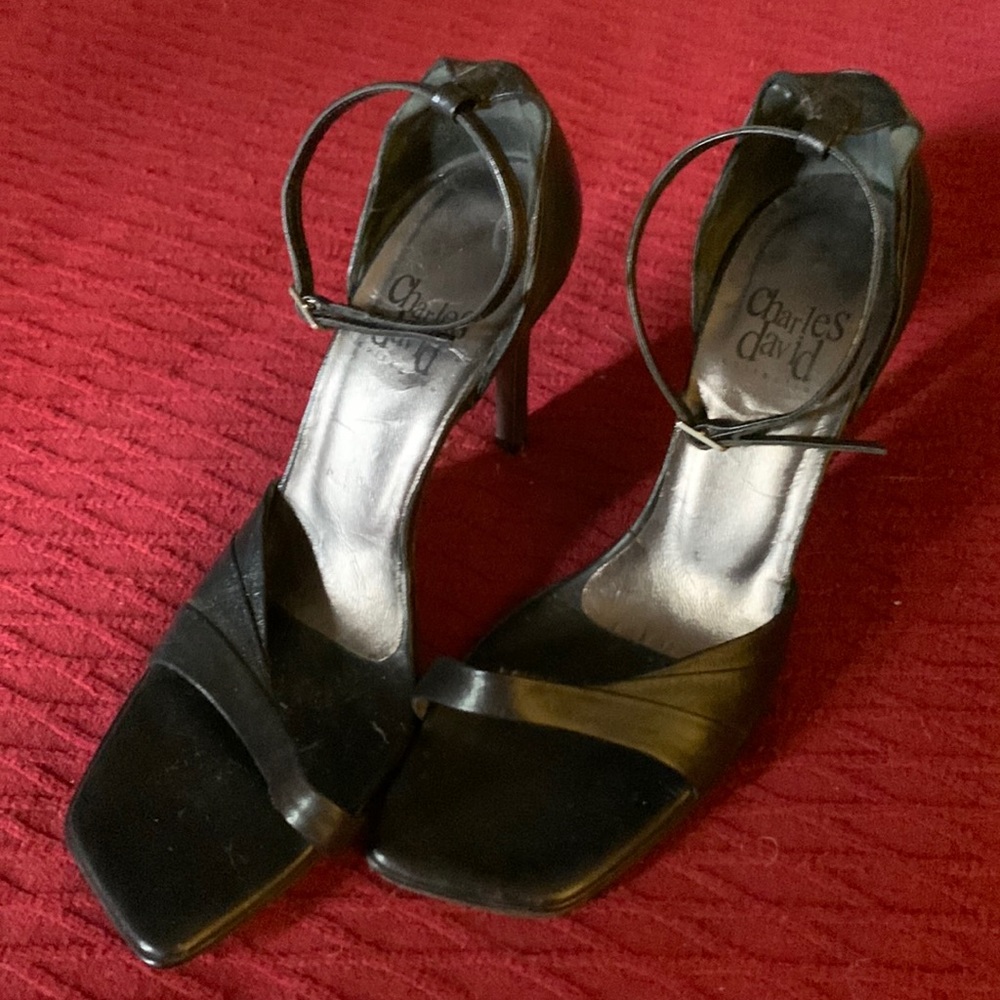 Timeless elegance. Ankle strap All leather.